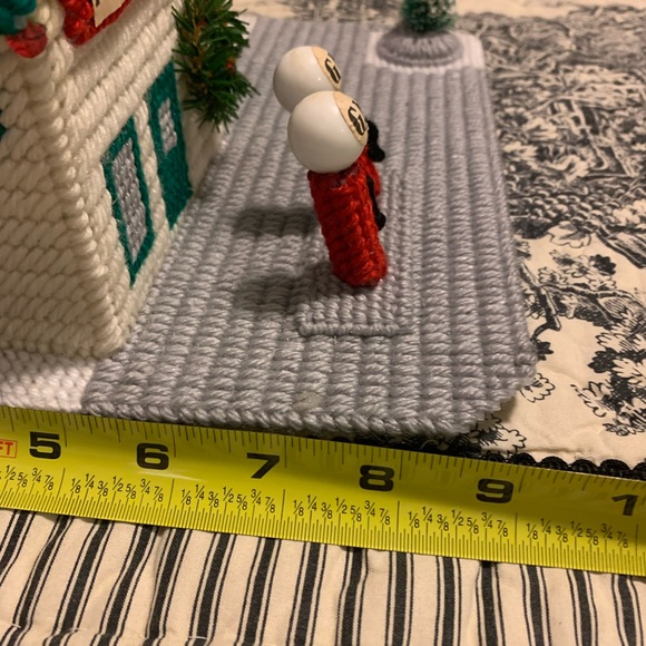 Christmas Village Garage with Music Box - Picture 10 of 11